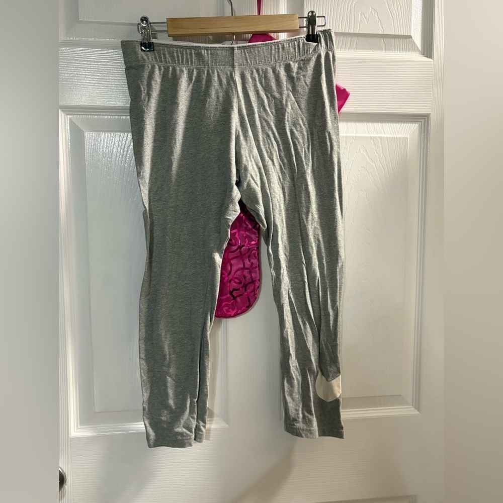 LIKE NEW NIKE GREY LEGGINGS
